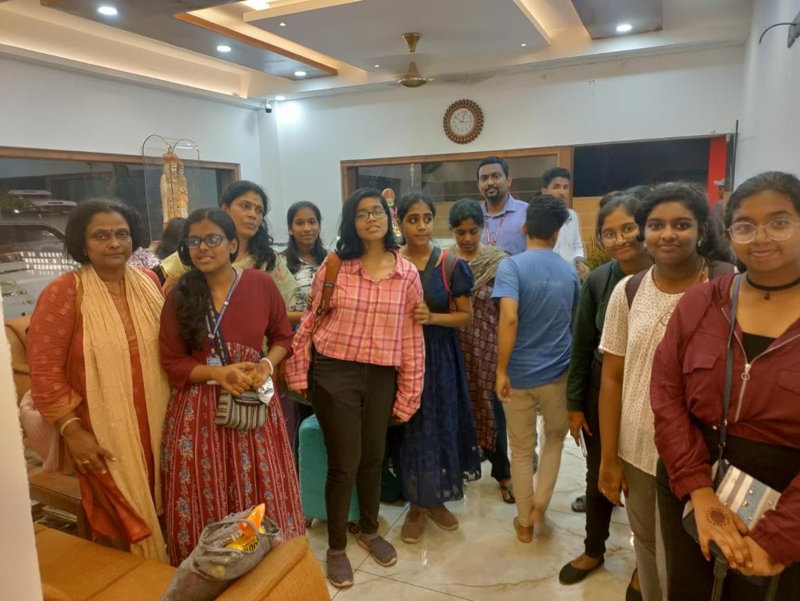 Marina Suites Airport Hotel Kochi Eksteriør bilde